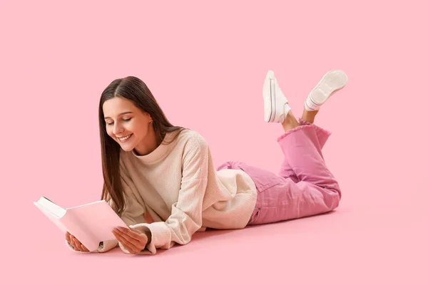 Mooie Vrouw Lezen Boek Roze Achtergrond — Stockfoto