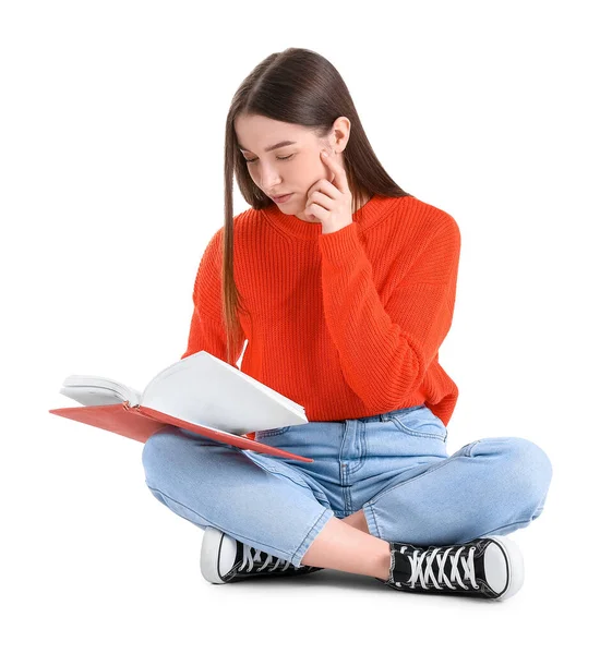 Νεαρή Γυναίκα Κόκκινο Πουλόβερ Ανάγνωση Βιβλίο Λευκό Φόντο — Φωτογραφία Αρχείου