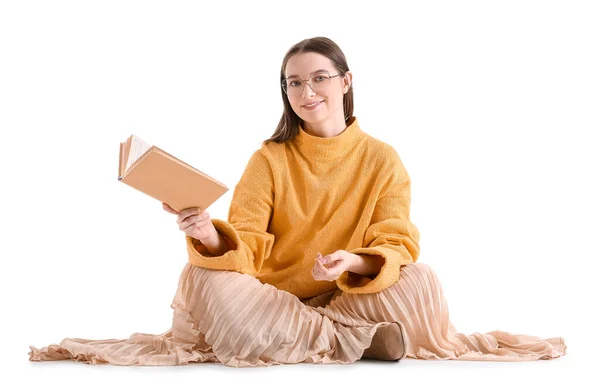 Jovem Mulher Suéter Amarelo Com Livro Sentado Fundo Branco — Fotografia de Stock
