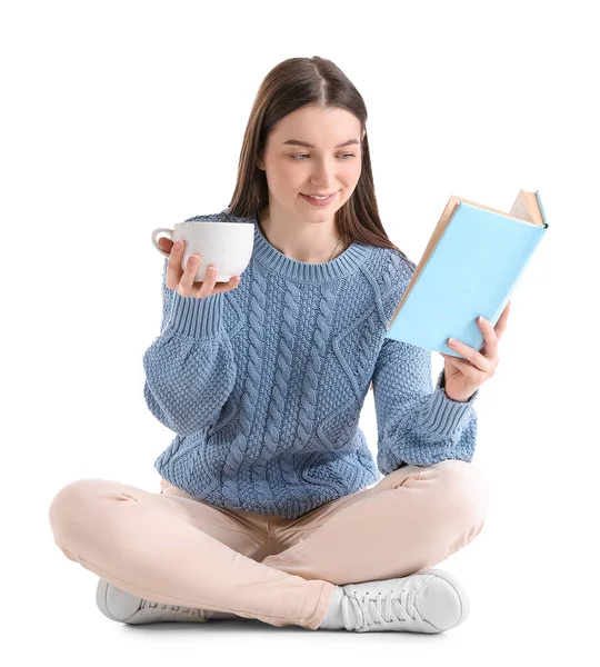 Młoda Kobieta Niebieskim Swetrze Filiżanką Kakao Czytania Książki Białym Tle — Zdjęcie stockowe