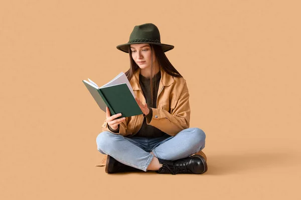 Mujer Joven Sombrero Libro Lectura Sobre Fondo Beige —  Fotos de Stock