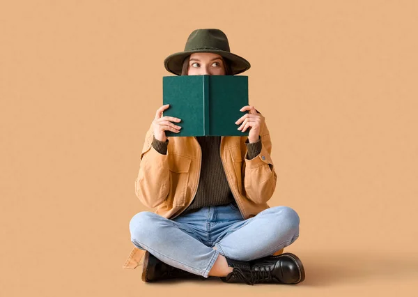 Young Woman Hat Reading Book Beige Background — Stock Photo, Image