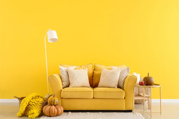 Interior Del Luminoso Salón Con Sofá Amarillo Calabazas — Foto de Stock