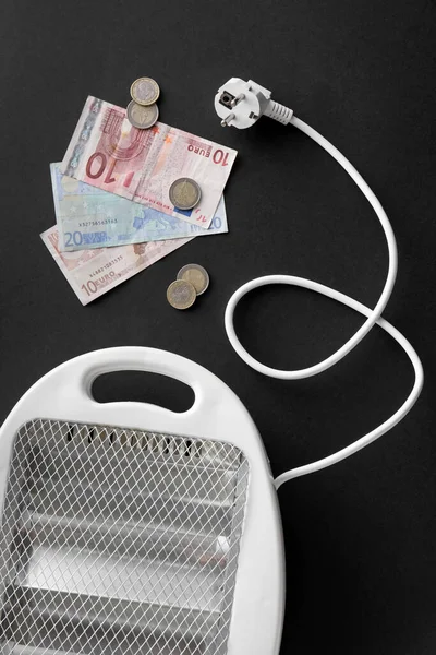 Dinero Con Calentador Ventilador Eléctrico Sobre Fondo Negro Concepto Temporada —  Fotos de Stock