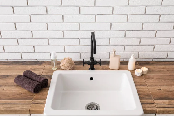 Bath Accessories Burning Candles Sink Table White Brick Wall — Stock Photo, Image