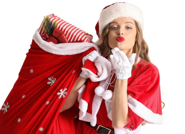 Junge Frau Weihnachtsmannkostüm Mit Sack Weht Kuss Auf Weißem Hintergrund — Stockfoto