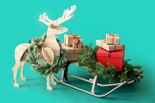 Wooden Reindeer Christmas Wreath Sledge Presents Green Background — Stock Photo, Image