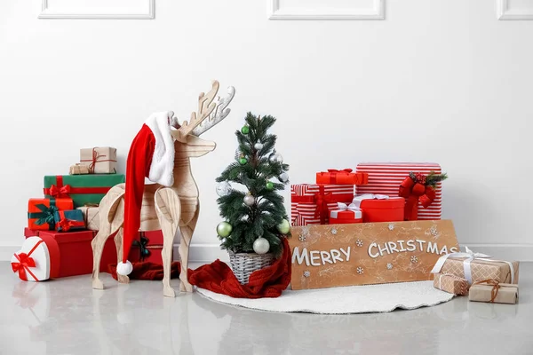 Tablero Con Texto Merry Christmas Renos Madera Abeto Presenta Cerca —  Fotos de Stock