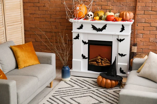 Interiér Obývacího Pokoje Zdobený Halloween Krbem Pohovkami — Stock fotografie
