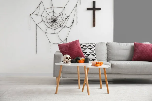 グレーのソファとテーブルでハロウィンのために装飾されたリビングルームのインテリア — ストック写真