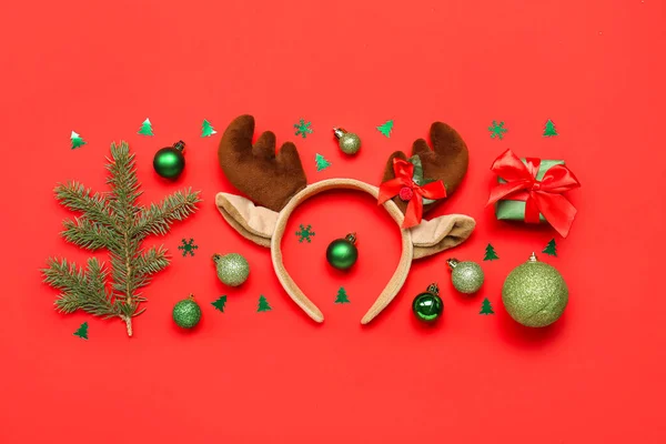红色背景的不同圣诞装饰的构图 — 图库照片
