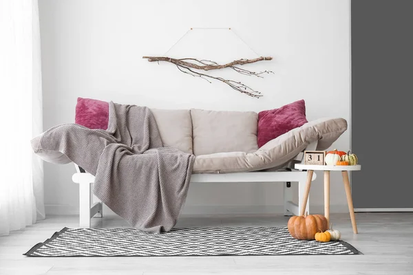 Table Calendar Halloween Pumpkins Couch Modern Living Room — Stock Photo, Image
