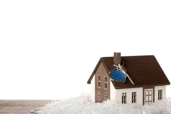 Modelo Casa Con Llave Nieve Sobre Mesa Sobre Fondo Blanco — Foto de Stock