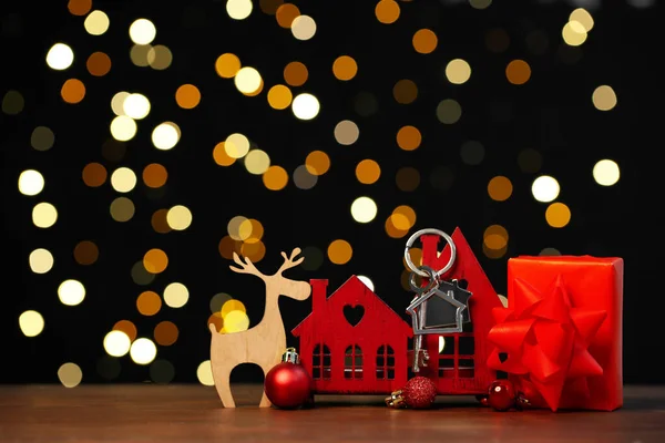 House Figures Key Christmas Decor Gift Table Blurred Lights — Stock Photo, Image