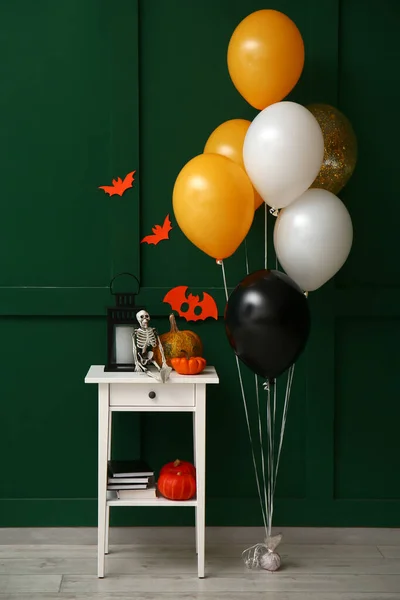 Table Avec Citrouilles Squelette Lanterne Ballons Halloween Près Mur Vert — Photo