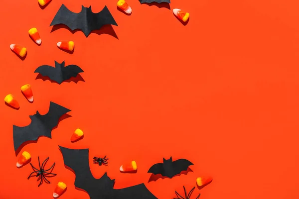 Quadro Feito Morcegos Papel Aranhas Milho Doce Fundo Vermelho — Fotografia de Stock