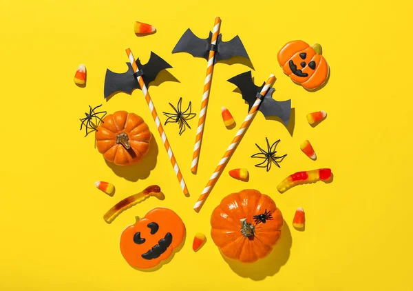黄色の背景に藁やハロウィンのおやつと紙のコウモリ — ストック写真