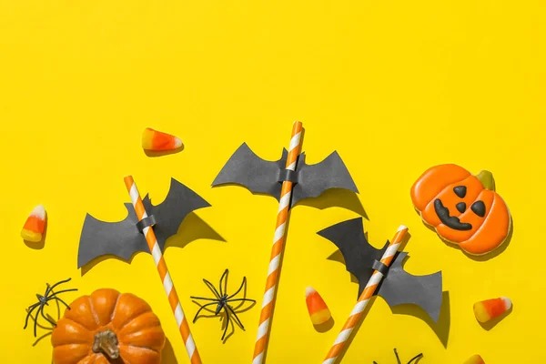 Papírové Netopýři Slámou Halloween Pamlsky Žlutém Pozadí — Stock fotografie