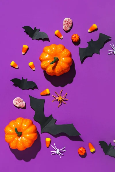 Moldura Feita Guloseimas Halloween Morcegos Papel Abóboras Fundo Roxo — Fotografia de Stock