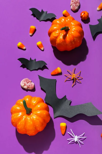 Murciélagos Papel Con Calabazas Halloween Golosinas Sobre Fondo Púrpura —  Fotos de Stock