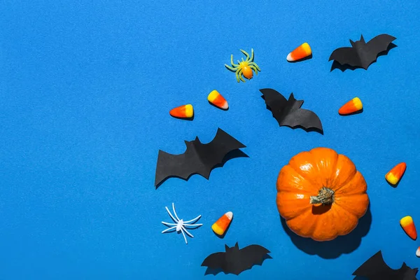 Morcegos Papel Com Abóbora Halloween Milho Doce Fundo Azul — Fotografia de Stock
