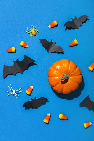 Papírové Netopýři Halloween Dýně Sladkosti Kukuřice Modrém Pozadí — Stock fotografie