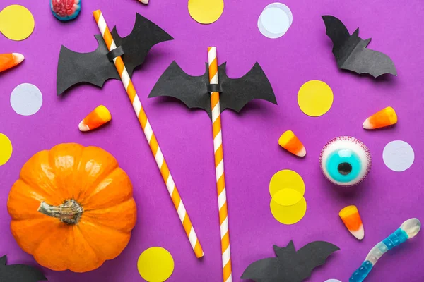 Morcegos Papel Com Palhas Milho Doce Decoração Halloween Fundo Roxo — Fotografia de Stock