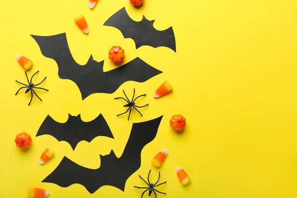 Papírové Netopýři Halloween Pamlsky Pavouci Žlutém Pozadí — Stock fotografie
