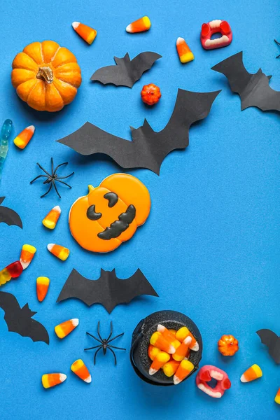 Moldura Feita Guloseimas Halloween Morcegos Papel Aranhas Fundo Azul — Fotografia de Stock