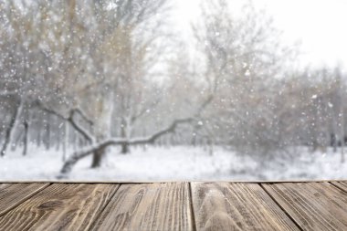 Karlı bir günde, ormandaki boş tahta masa.