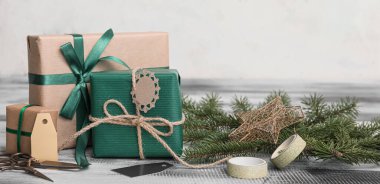 Noel için güzel hediye kutuları ve ahşap masa süsleri.