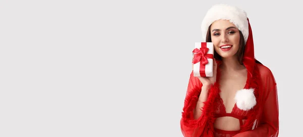 Sexy Jeune Femme Chapeau Santa Sous Vêtements Tenant Cadeau Noël — Photo