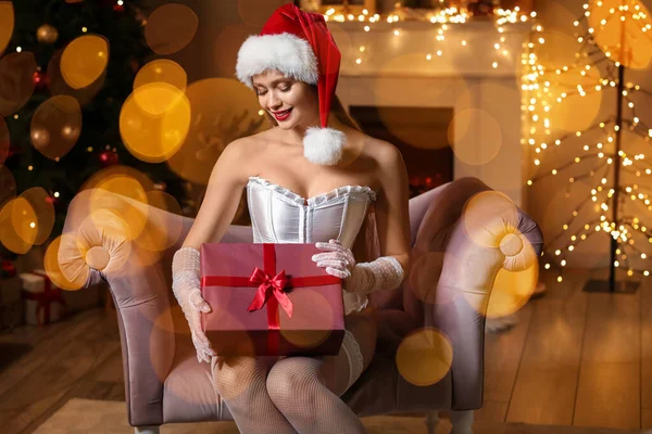 Сексуальна Молода Жінка Нижній Білизні Різдвяним Подарунком Сидить Дивані Вдома — стокове фото