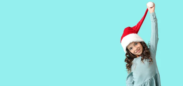 Söt Liten Flicka Santa Hatt Ljusblå Bakgrund Med Utrymme För — Stockfoto