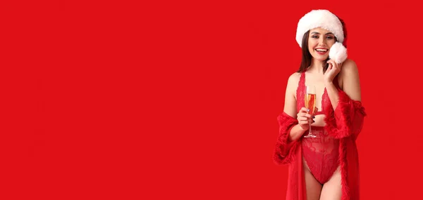 Noel Baba Şapkalı Çamaşırlı Seksi Genç Kadın Kırmızı Arka Planda — Stok fotoğraf
