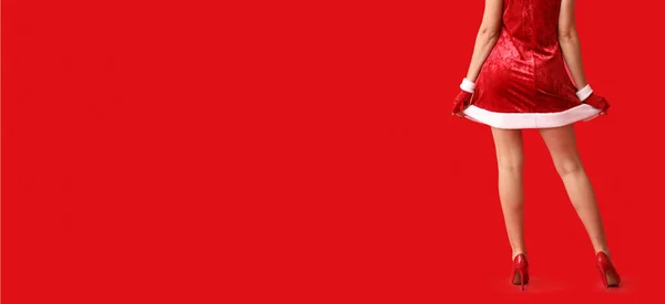 Sexy Mujer Joven Traje Santa Sobre Fondo Rojo Con Espacio — Foto de Stock
