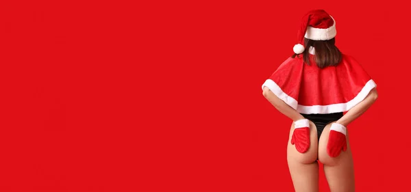 Kırmızı Arka Planda Seksi Noel Baba Kostümü Giymiş Genç Güzel — Stok fotoğraf