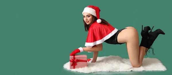 Sexy Giovane Donna Con Regalo Natale Sfondo Verde Con Spazio — Foto Stock