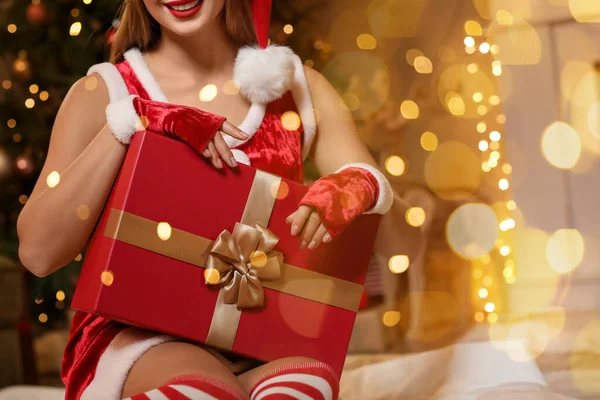 Σέξι Νεαρή Γυναίκα Κοστούμι Santa Και Χριστουγεννιάτικο Δώρο Στο Σπίτι — Φωτογραφία Αρχείου