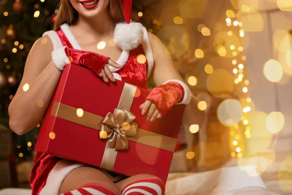 Sexy Jeune Femme Costume Père Noël Avec Cadeau Noël Maison — Photo