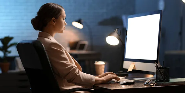 Joven Mujer Negocios Trabajando Computadora Oficina Tarde Noche —  Fotos de Stock