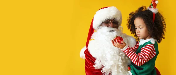 Niña Afroamericana Santa Claus Sobre Fondo Amarillo Con Espacio Para —  Fotos de Stock