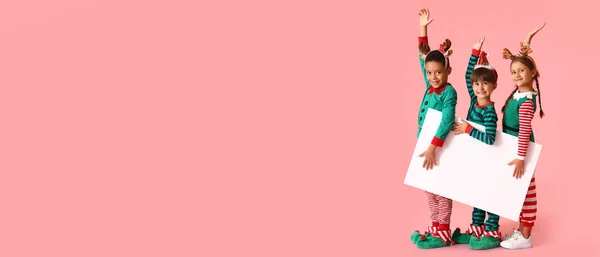 Små Barn Klädda Som Alver Håller Tom Affisch Rosa Bakgrund — Stockfoto