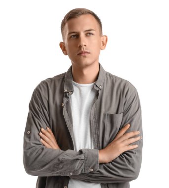 Beyaz arka planda düşünceli yakışıklı bir adam.