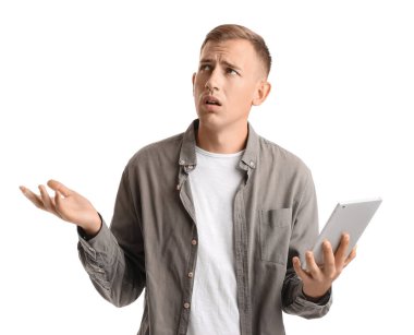 Beyaz arka planda tablet bilgisayarı olan üzgün yakışıklı bir adam.