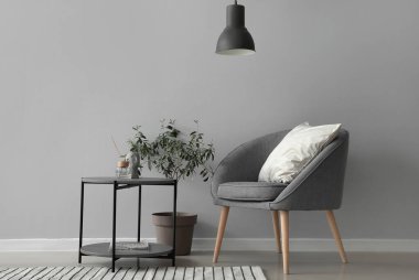 Koltuğu ve masası olan modern oturma odasının içinde.