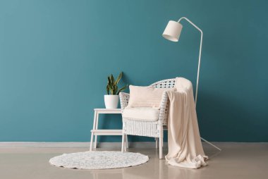 Beyaz koltuğu, merdiveni ve lambası olan şık bir oturma odası.