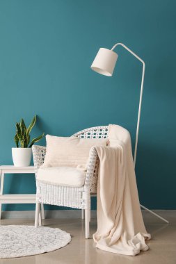 Beyaz koltuğu, merdiveni ve lambası olan şık bir oturma odası.