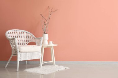 Beyaz koltuğu ve masası olan şık bir oturma odası.