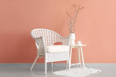 Beyaz koltuğu ve masası olan şık bir oturma odası.